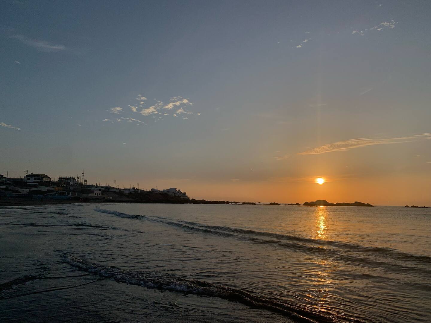 Atardecer dorado sobre la playa de Lomas