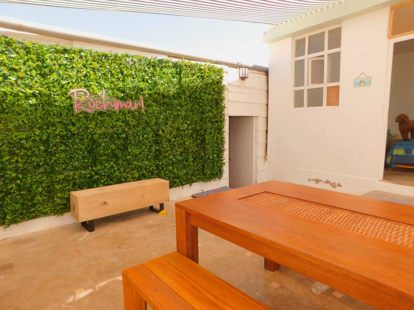 Patio con letrero Rochimar y mesa de madera